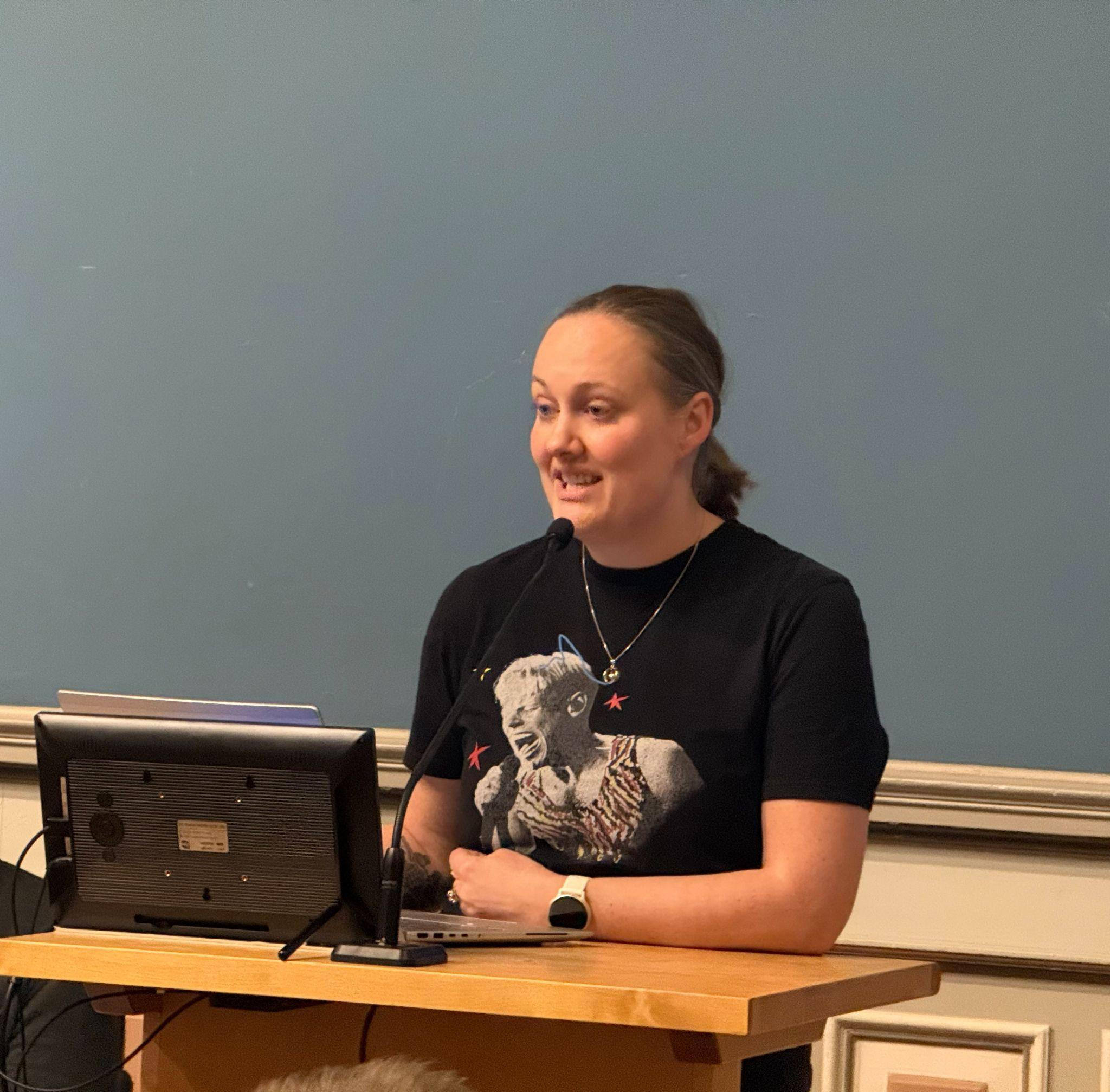 Kjersti Myro på talerstolen